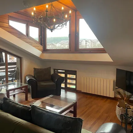 2 Bedroom Ski-side Loft Pool & Balconies Mountain Views Banszko